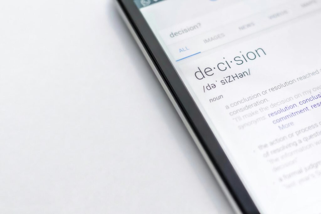 Detailaufnahme eines Smartphones, das auf einem Tisch liegt – Fokus auf aktuelle mobile Technologien und Digitalisierung