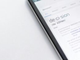 Detailaufnahme eines Smartphones, das auf einem Tisch liegt – Fokus auf aktuelle mobile Technologien und Digitalisierung