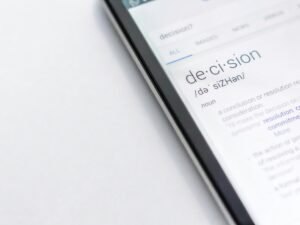 Detailaufnahme eines Smartphones, das auf einem Tisch liegt – Fokus auf aktuelle mobile Technologien und Digitalisierung