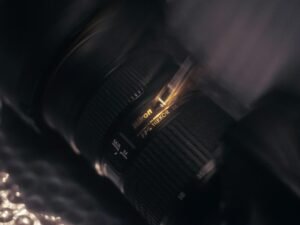 Kameraobjektiv in Nahaufnahme mit goldenen Akzenten, technisch und präzise dargestellt