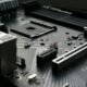 Detailaufnahme einer Computer-Motherboard mit verschiedenen elektronischen Komponenten und Schaltkreisen