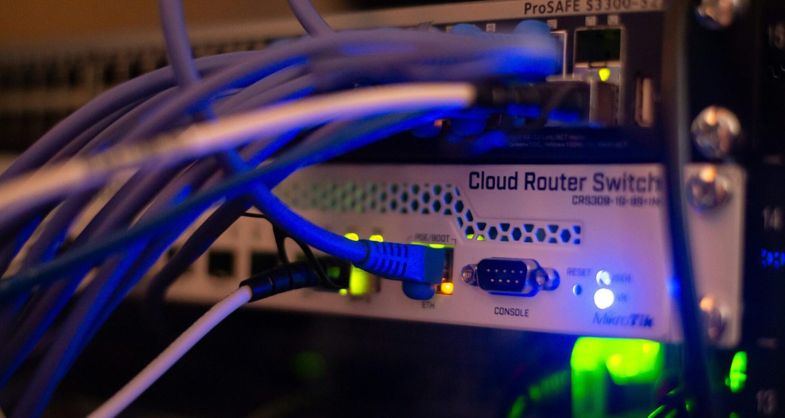 Detailansicht eines Netzwerks mit mehreren angeschlossenen Kabeln in professioneller IT-Umgebung