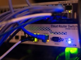 Detailansicht eines Netzwerks mit mehreren angeschlossenen Kabeln in professioneller IT-Umgebung