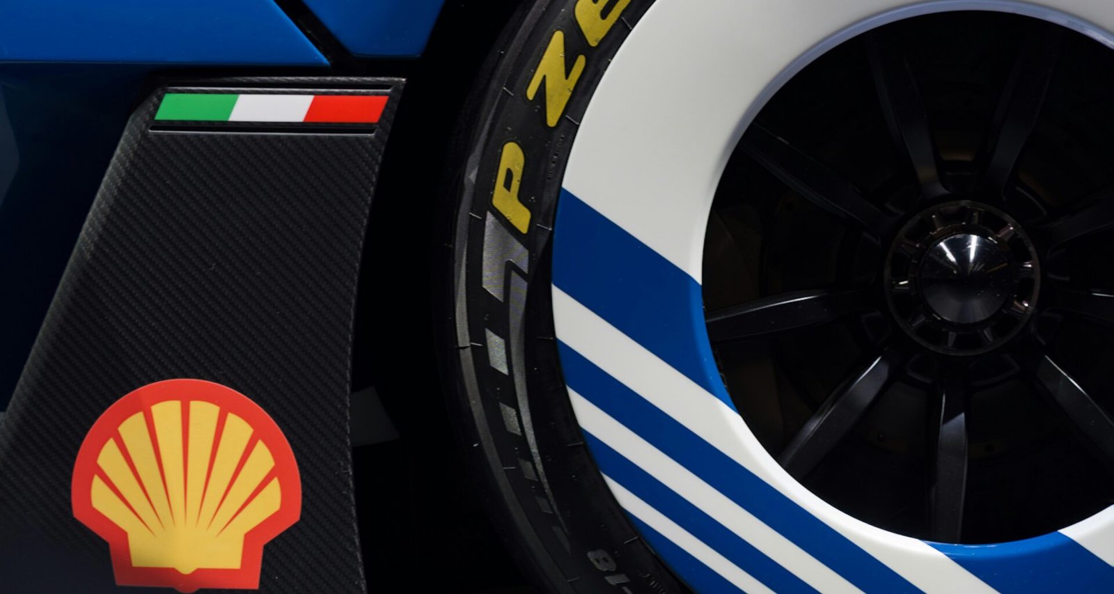 Nahaufnahme eines Autoreifens eines Rennwagens mit Shell-Logo, geeignet für Motorsport-, Technik- oder Marketingartikel.