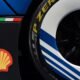 Nahaufnahme eines Autoreifens eines Rennwagens mit Shell-Logo, geeignet für Motorsport-, Technik- oder Marketingartikel.