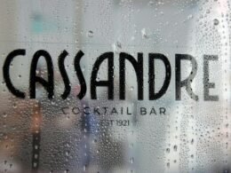 Nahaufnahme eines Schilds mit deutlichen Konturen und klarer Beschriftung. Fotografiert von Sticker it über Unsplash.