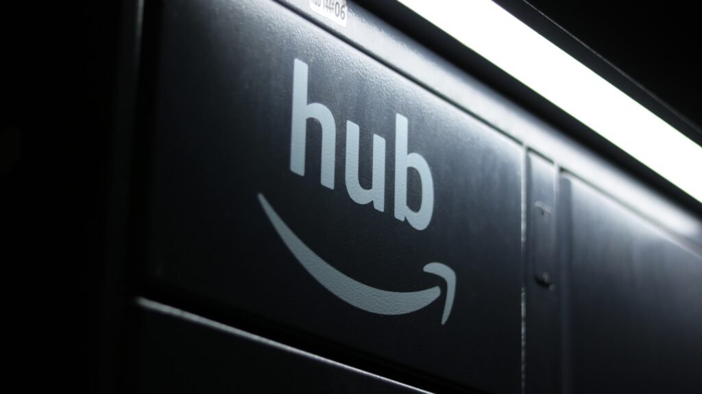 Detailaufnahme eines Schilds mit dem Schriftzug 'Hub', passend zu Themen wie digitale Infrastruktur und Technologie.
