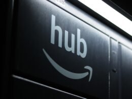 Detailaufnahme eines Schilds mit dem Schriftzug 'Hub', passend zu Themen wie digitale Infrastruktur und Technologie.