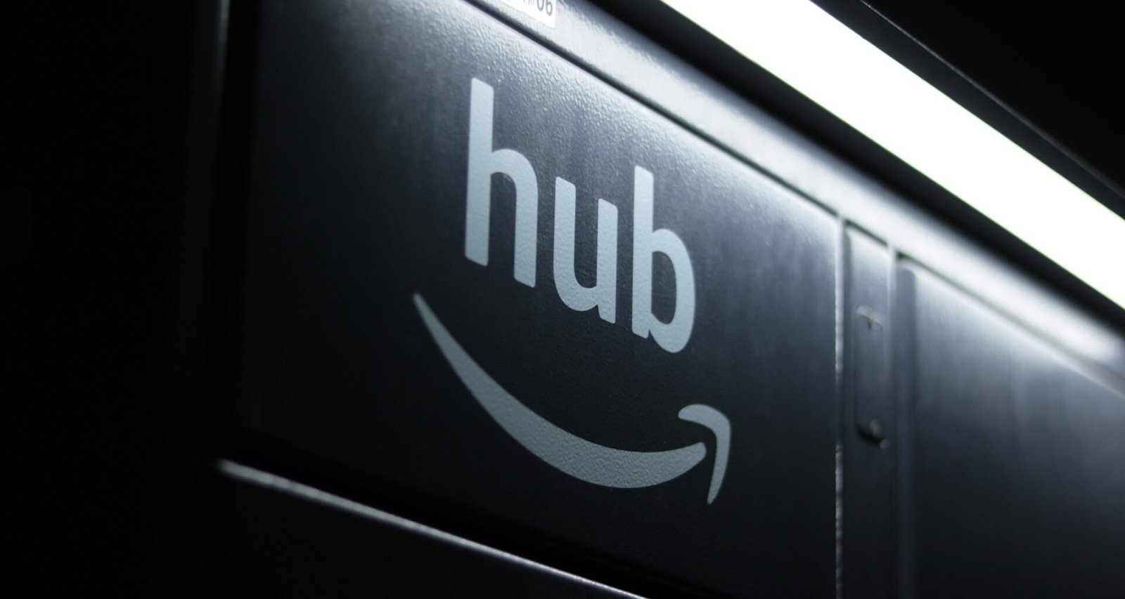 Großaufnahme eines Schildes mit dem Wort 'Hub', ideal als Symbol für Vernetzung oder digitale Plattformen