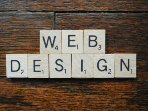 Nahaufnahme eines Schildes mit klaren Linien und deutlichen Details, geeignet für Themen zu Design und Orientierung