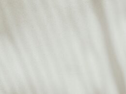 Detailreiche Nahaufnahme eines weißen Stoffes mit deutlicher Stoffstruktur und feinem Gewebe