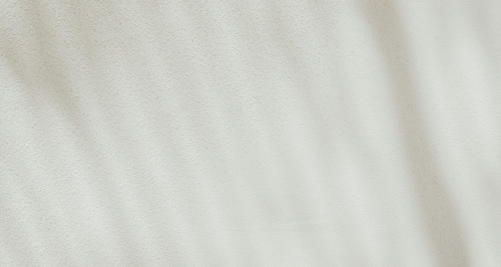 Makroaufnahme eines weißen Stoffes, bei der die Textur und feinen Fasern deutlich sichtbar sind