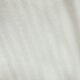 Makroaufnahme eines weißen Stoffes, bei der die Textur und feinen Fasern deutlich sichtbar sind