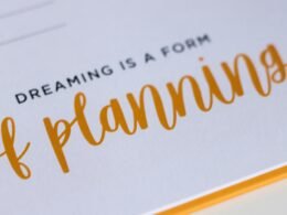 Nahaufnahme eines handbeschriebenen Blattes Papier mit klar lesbarer Schrift, geeignet als Symbol für Notizen oder Ideenfindung