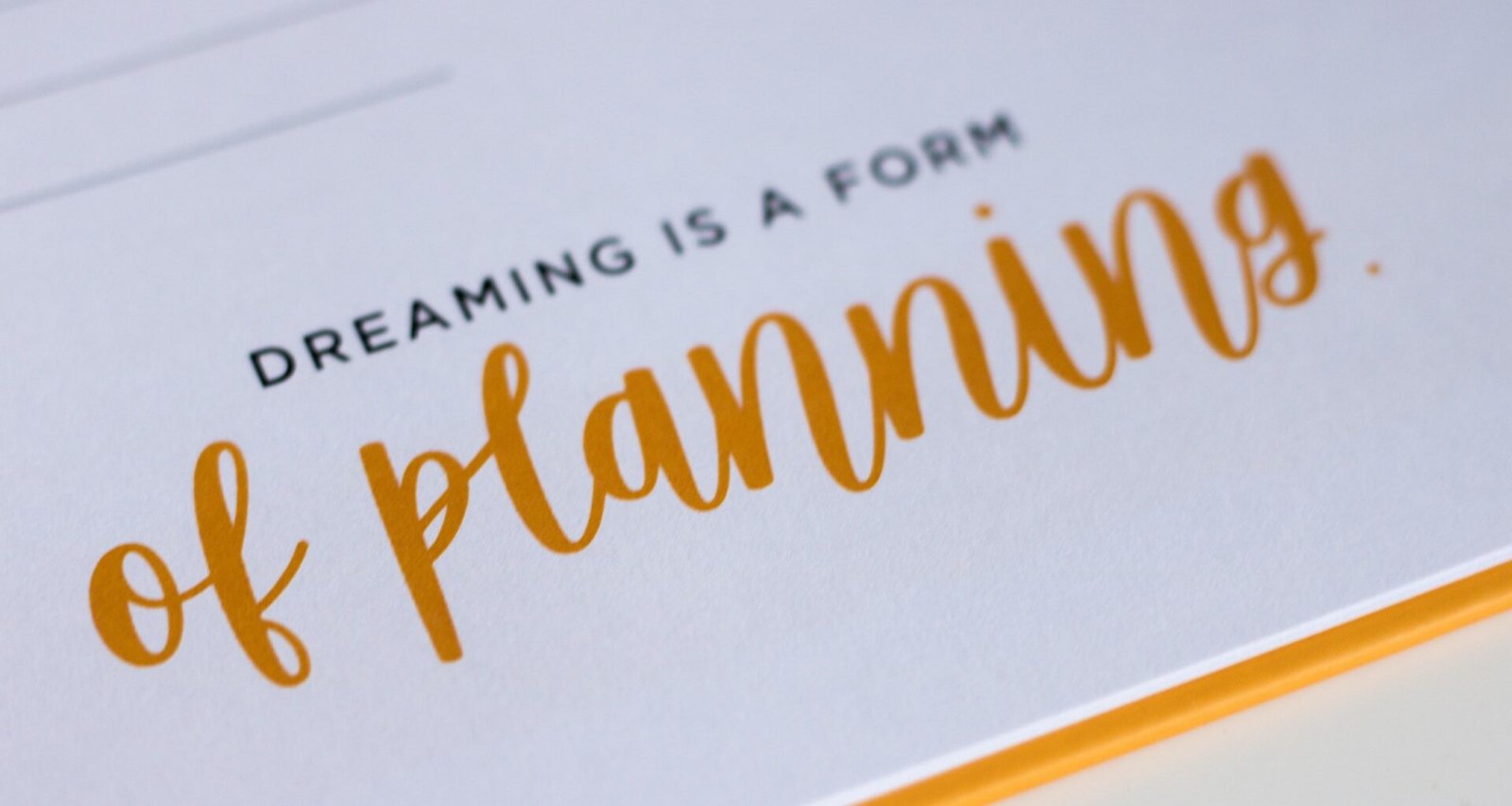 Nahaufnahme eines beschrifteten Papierbogens mit handschriftlichen Notizen, im Fokus als Beitragsbild für redaktionelle Inhalte.