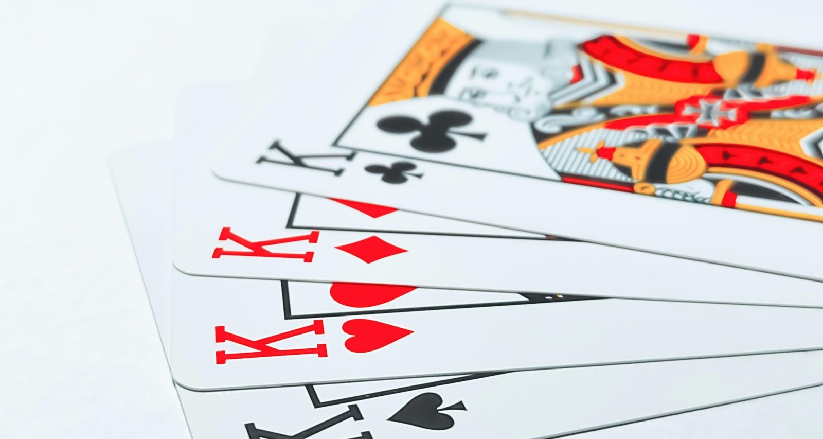 Nahaufnahme von mehreren Spielkarten, die als Symbol für strategisches Denken im Online-Marketing eingesetzt werden können.