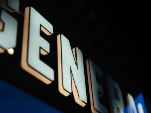 Nahaufnahme beleuchteter Buchstaben, die das Wort gener bilden. Ideal für Technologie- und Design-Artikelbild.