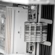 Detailaufnahme eines Computer-Serverracks mit verschiedenen IT-Komponenten und Verkabelung im Rechenzentrum
