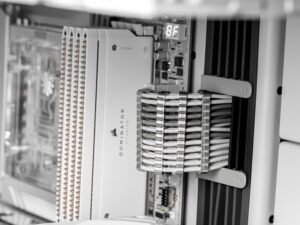 Detailaufnahme eines Computer-Serverracks mit verschiedenen IT-Komponenten und Verkabelung im Rechenzentrum