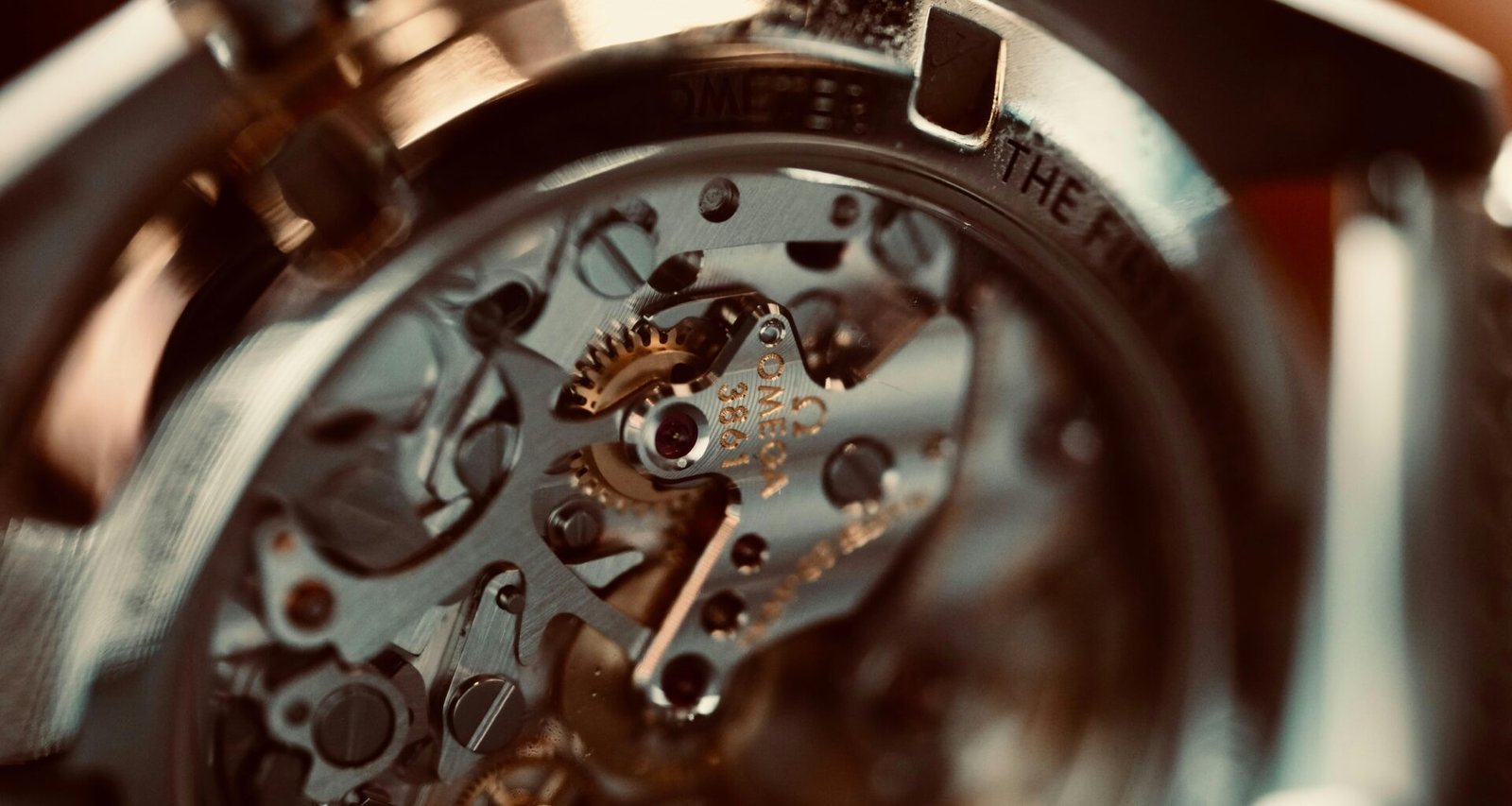 Nahaufnahme von mehreren ineinandergreifenden Zahnrädern und Uhrwerkskomponenten mit technischen Details