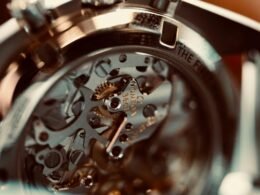 Nahaufnahme von mehreren ineinandergreifenden Zahnrädern und Uhrwerkskomponenten mit technischen Details