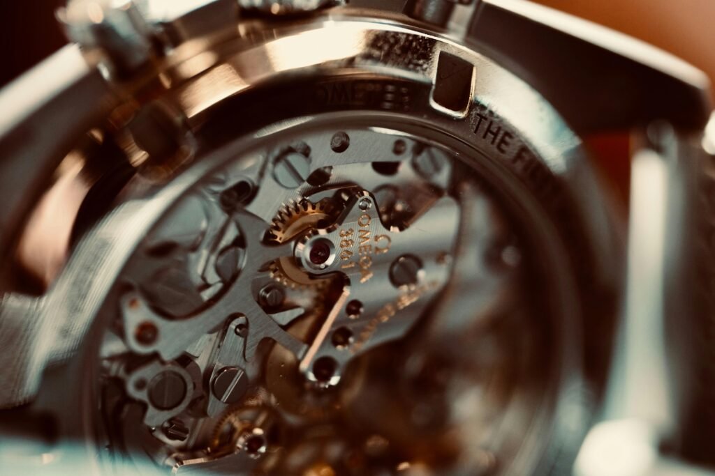 Nahaufnahme eines Uhrwerks mit filigranen Zahnrädern und mechanischen Bauteilen, aufgenommen für Technikthemen.