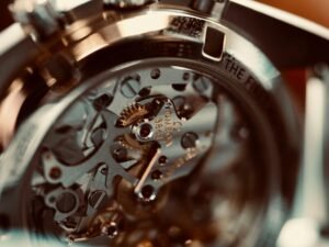 Nahaufnahme eines Uhrwerks mit filigranen Zahnrädern und mechanischen Bauteilen, aufgenommen für Technikthemen.