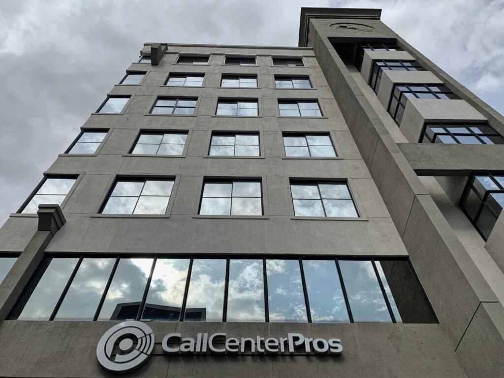 Niedrigwinkelaufnahme eines braunen Betongebäudes mit Betonfassade und klaren Linien