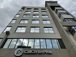 Niedrigwinkelaufnahme eines braunen Betongebäudes mit Betonfassade und klaren Linien