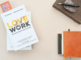 Ein Notizblock und ein Stift liegen auf einem Tisch, daneben ein weiteres Notizbuch. Geeignet für Büro oder Homeoffice.