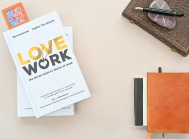 Ein Notizblock, ein Stift und ein Notizbuch liegen ordentlich auf einem Tisch, bereit für Notizen bei der Arbeit oder Besprechung.