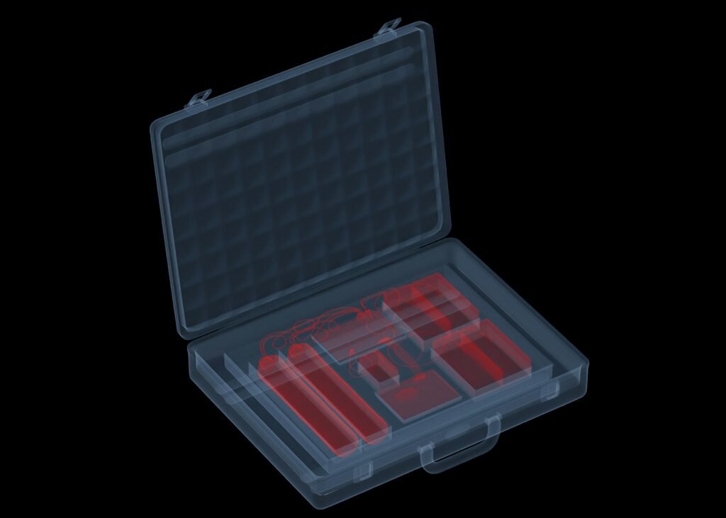 Offener schwarzer Koffer mit sortierten roten Werkzeugen, ideal für technische Aufgaben und Reparaturen auf einen Blick