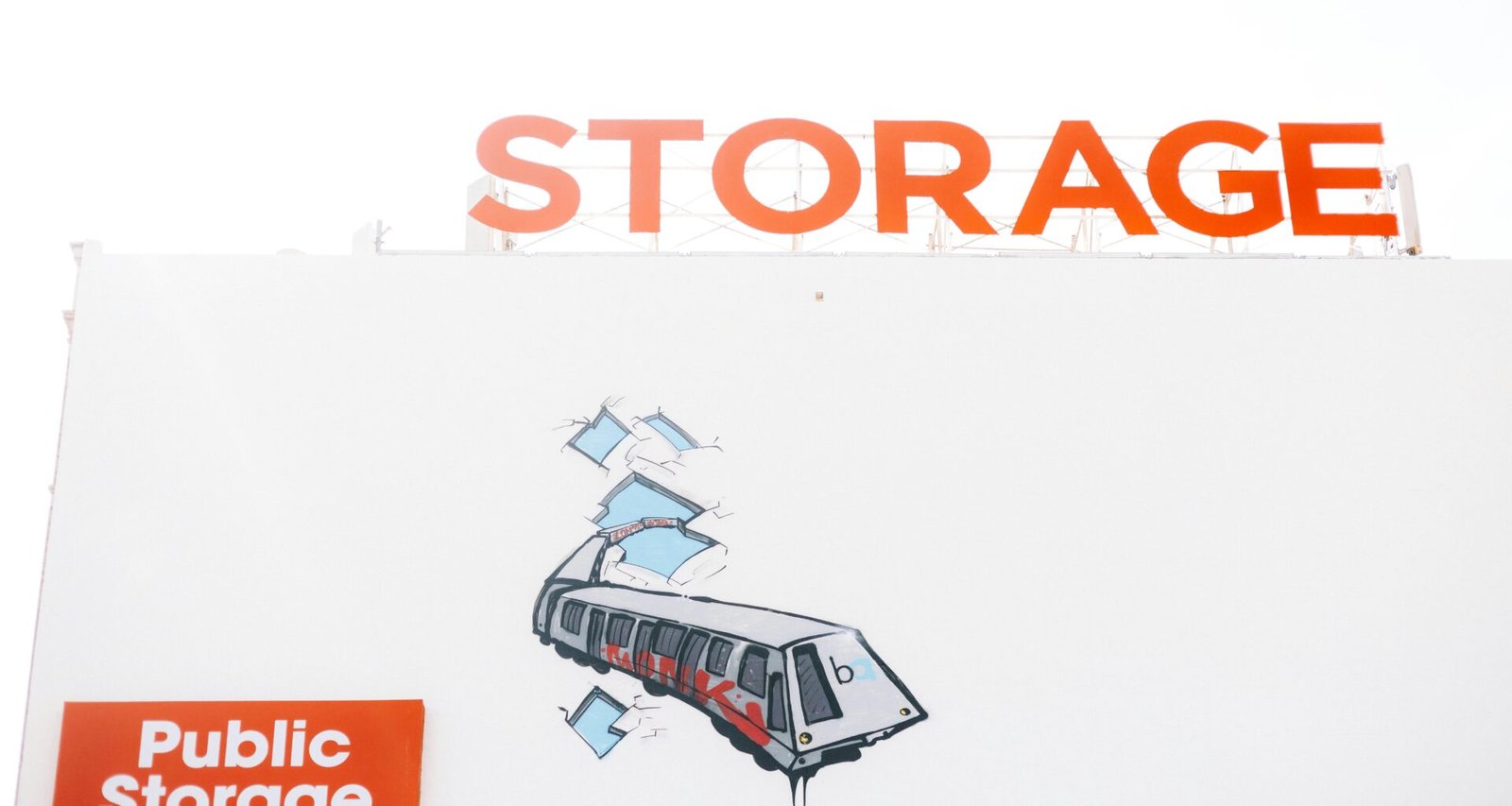 Öffentliches Lagerhaus mit großer Beschilderung an der Fassade, geeignet für Themen zu Logistik und Speicherlösungen.