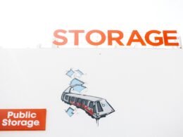 Öffentliches Lagerhaus mit großer Beschilderung an der Fassade, geeignet für Themen zu Logistik und Speicherlösungen.