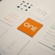 Orange Karte mit dem ‚one‘ Logo, platziert zwischen unterschiedlichen anderen Karten auf neutralem Hintergrund