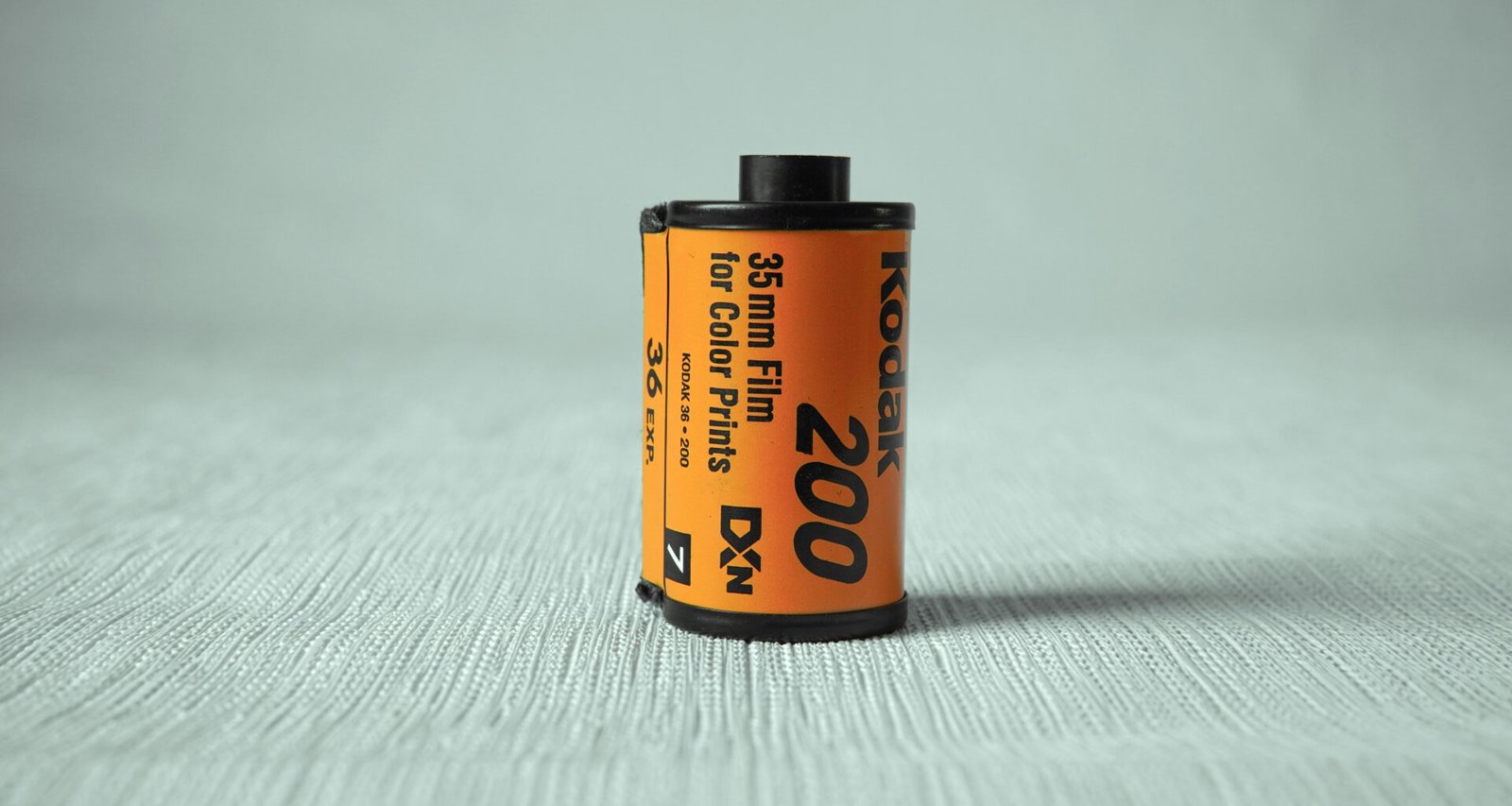 Orange und schwarz etikettierte Dose mit klaren Linien, aufgenommen als Detailaufnahme von Dmitriy Demidov