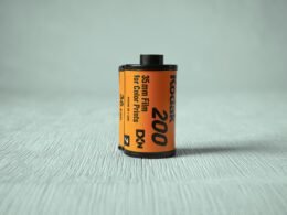 Orange und schwarz etikettierte Dose mit klaren Linien, aufgenommen als Detailaufnahme von Dmitriy Demidov