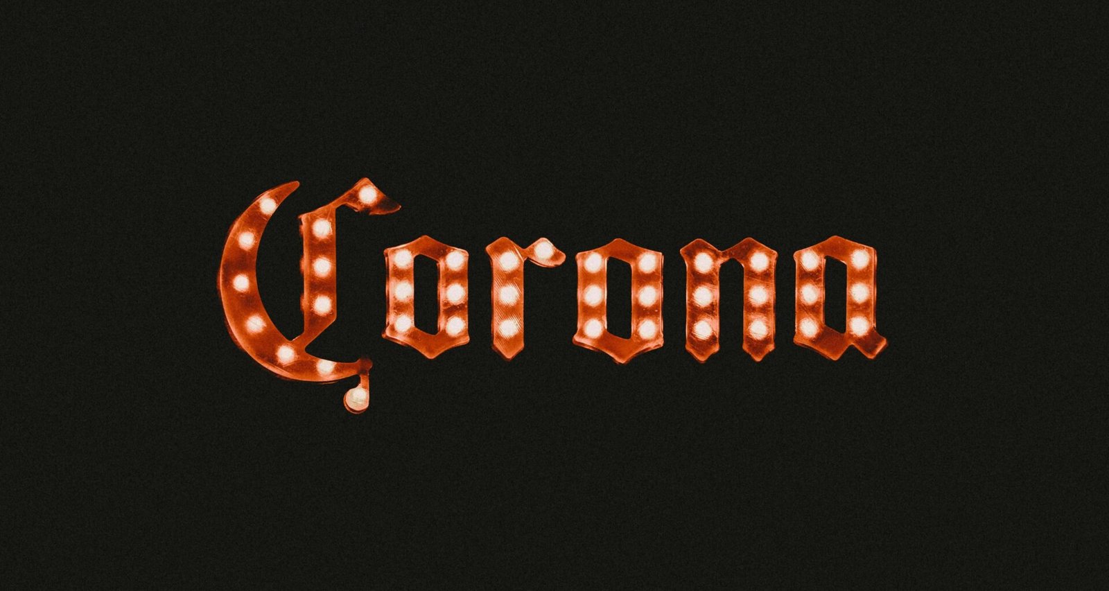 Orange und weiß leuchtender Neon-Schriftzug 'love me' auf dunklem Hintergrund als kreatives Gestaltungselement