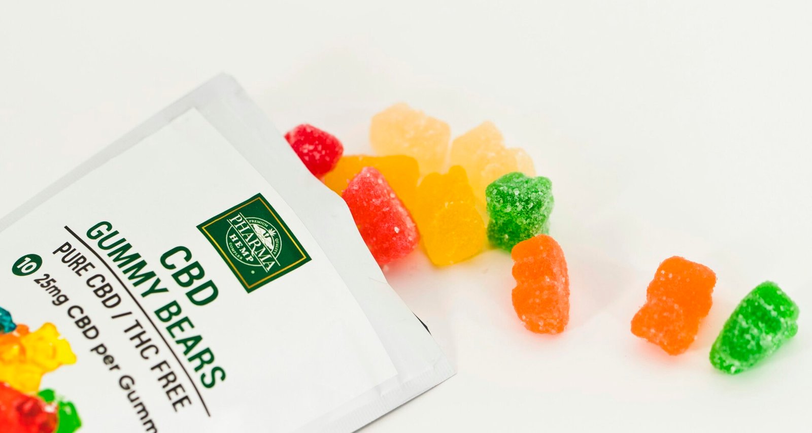 Orange und grüne Bonbons auf einer weißen Keramikschale, fotografiert aus der Vogelperspektive