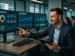 Moderner Arbeitsbereich mit großen Monitoren, die Dashboards und Datenvisualisierungen zeigen, während ein Datenanalyst mit Tablet arbeitet