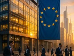 Modernes europäisches Bürogebäude mit Glasfassaden bei Sonnenaufgang, Banner mit europäischem Flaggenmuster, Geschäftsleute und futuristische Skyline im Hintergrund