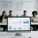Modernes High-Tech Büro mit digitalem Dashboard, Mitarbeitenden an Laptops und Whiteboard mit Skizzen zu Automatisierung und Content-Strategien