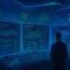 Futuristisches Kontrollzentrum mit holographischen Data-Displays, Blockchain- und KI-Symbolen in cyberpunkartigem Design