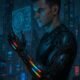 Futuristische Szene mit Mensch mit bionischem Arm, holographischem Interface vor einer beleuchteten Stadt bei Nacht, digitale Anzeigen im Hintergrund, dunkler Himmel