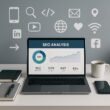 Modern eingerichteter Arbeitsplatz mit Laptop, Notizbüchern, Smartphone und Kaffeetasse, im Hintergrund Social-Media-Icons und technische Symbole, strahlt Professionalität und Technikaffinität aus.