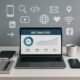 Modern eingerichteter Arbeitsplatz mit Laptop, Notizbüchern, Smartphone und Kaffeetasse, im Hintergrund Social-Media-Icons und technische Symbole, strahlt Professionalität und Technikaffinität aus.