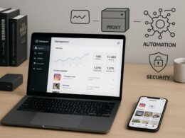 Moderner Arbeitsplatz mit Laptop, Smartphone, Strategie-Büchern, Proxy-Server und Infografiken zu Automatisierung und Sicherheit, strahlt Fokus und Professionalität aus