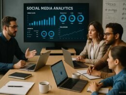 Team bei strategischer Social-Media-Analyse in modernem Büro mit großem Bildschirm und Whiteboards im Hintergrund