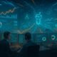 Moderner, hoch technischer Arbeitsplatz mit digitalen Dashboards, Entwicklern vor Monitoren, holografischen Präsentationen und leuchtenden Datenströmen, geprägt von fortschrittlicher Technologie.
