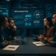 Moderner digitaler Arbeitsplatz mit großem Bildschirm, Datenvisualisierungen und einem Team von Marketingexperten in einem High-Tech-Büro